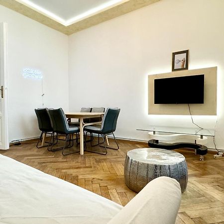 Luxury Apartment At Famous Vienna Kutschkermarkt Bagian luar foto
