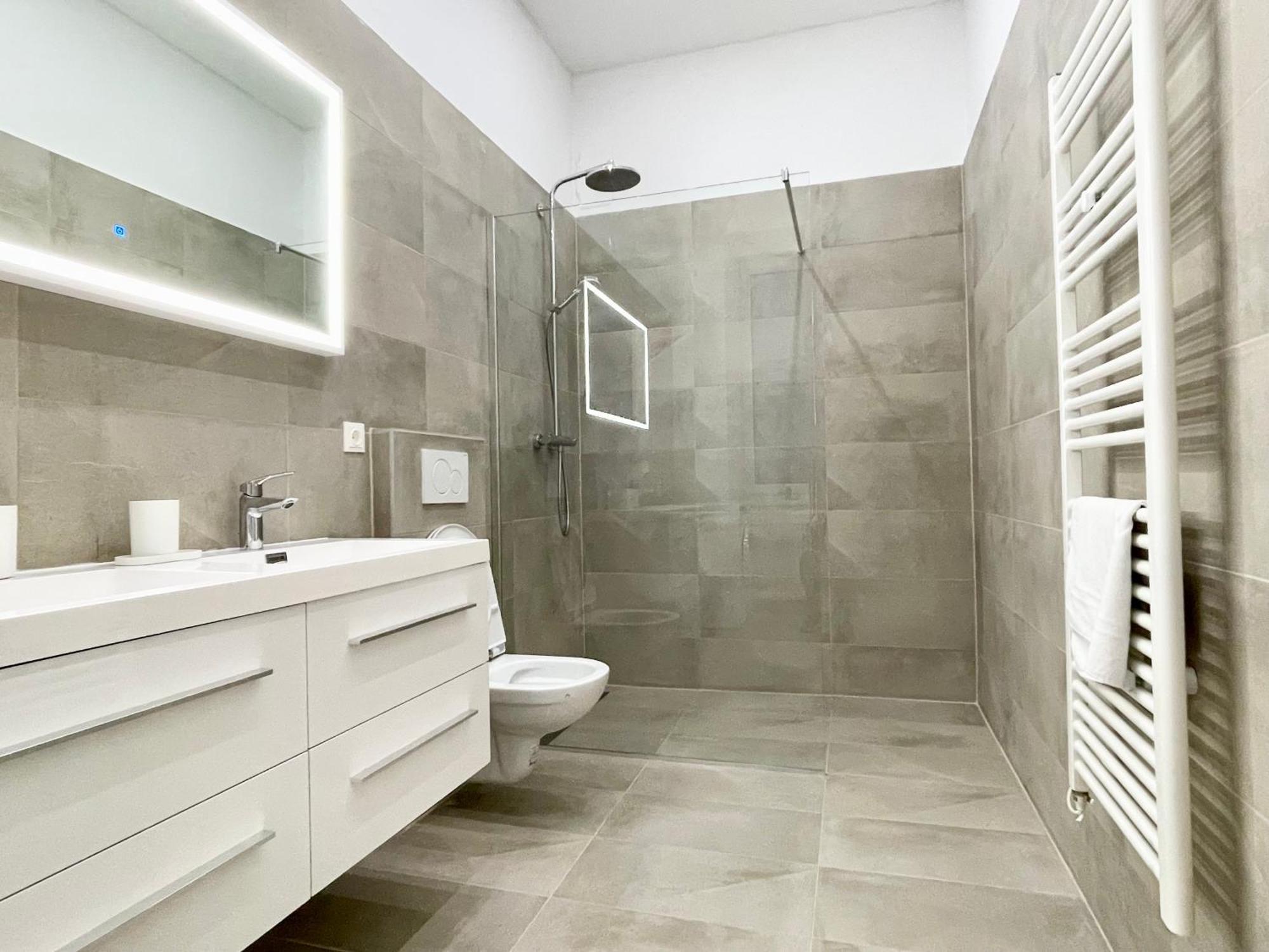 Luxury Apartment At Famous Vienna Kutschkermarkt Bagian luar foto