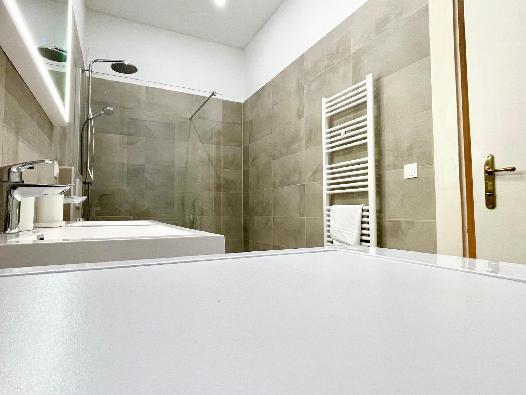 Luxury Apartment At Famous Vienna Kutschkermarkt Bagian luar foto